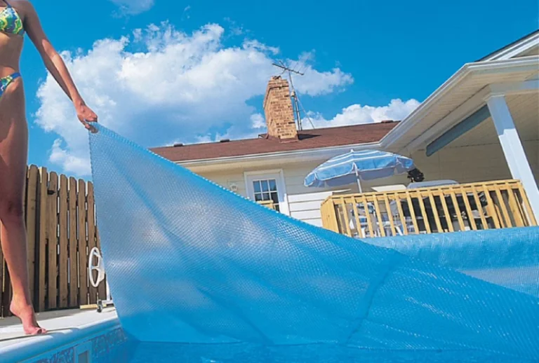 cuándo poner la manta térmica en la piscina