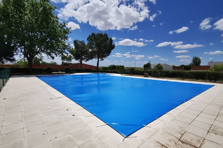 colocar lona piscina